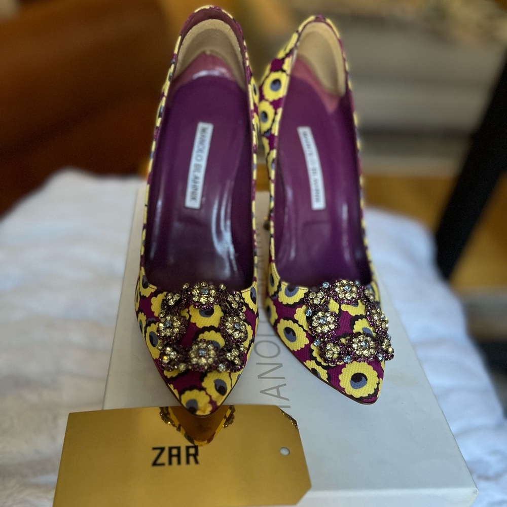 Manolo Blahnik Hangisi- 37 - EUC